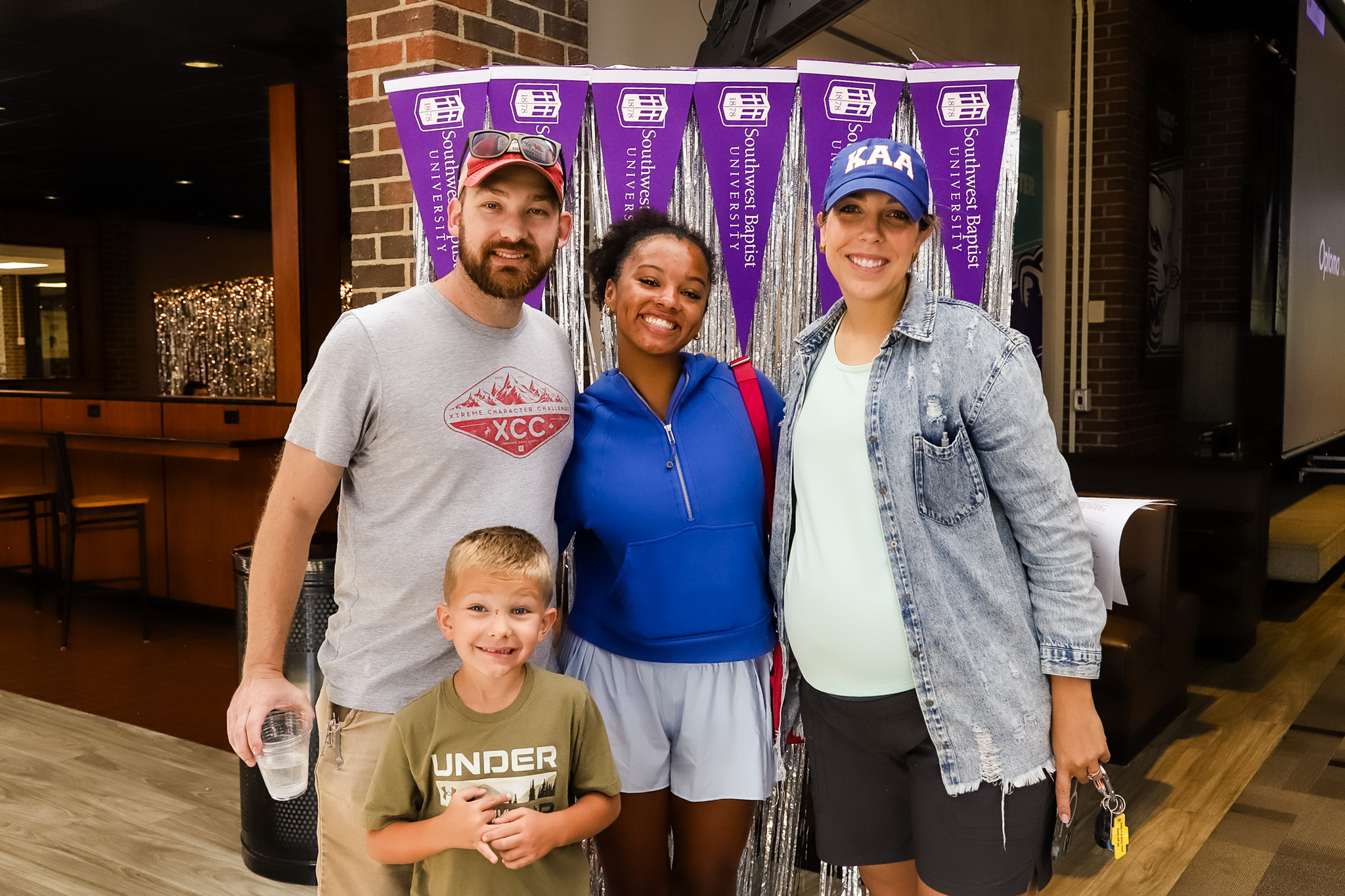 familyp posing at welcome week Bolivar campus